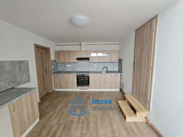 Pronájem bytu 3+1 88 m2, K Višňovce, Pardubice – Zelené Předměstí