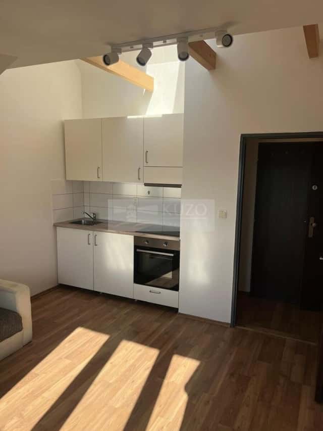 Pronájem bytu 2+kk 30 m2, Pod Sychrovem I, Praha 4 – Michle