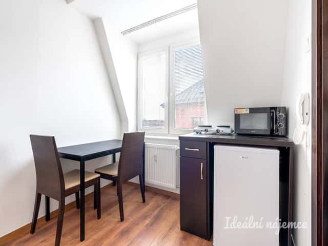 Pronájem bytu 1+kk 18 m2, Suchdolské náměstí, Praha 6 – Suchdol