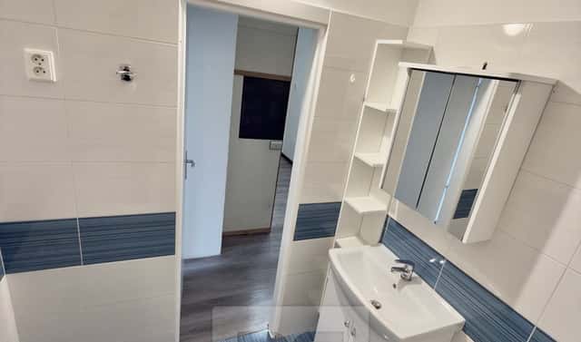 Pronájem bytu 3+1 74 m², Prosluněná, Praha 5 – Hlubočepy