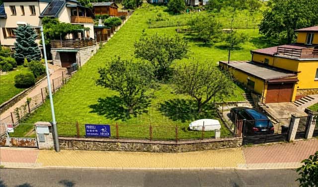 Prodej stavebního pozemku 530 m², Nad rybníkem, Praha 9 – Dolní Počernice