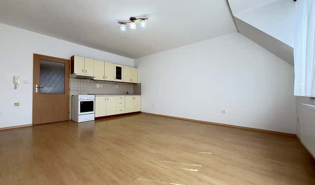 Pronájem bytu 1+kk 32 m², nám. 3. května, Otrokovice, okres Zlín