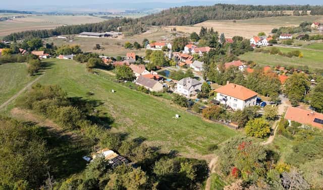 Prodej stavebního pozemku 5 258 m², Daleké Dušníky, okres Příbram