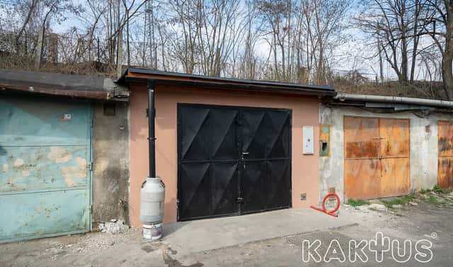 Zrekonstruovaná garáž s elektřinou v žádané lokalitě, Ostrava, okres Ostrava-město