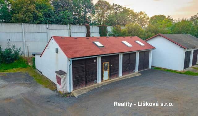 PRODEJ 4 PROPOJENÝCH GARÁŽÍ 120 m2 + KANCELÁŘ, ZÁZEMÍ A MANIPULAČNÍ PLOCHA BYSTŘANY, Gen. Svobody, Bystřany, okres Teplice