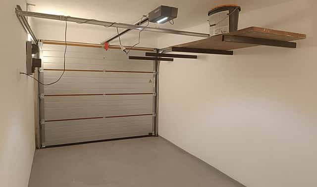 Garáž s elektrickými vraty v Komíně, Vrbenského, Brno – Komín, okres Brno-město