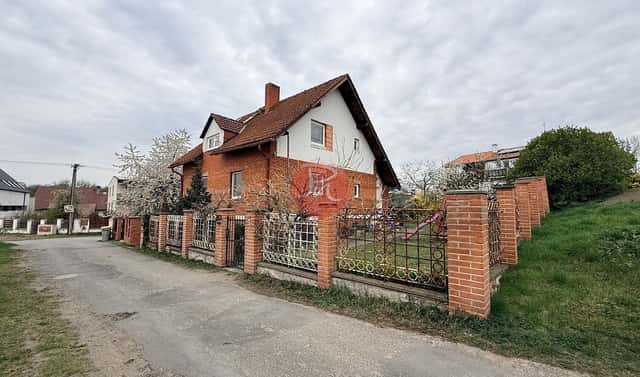 Prodej domu 156 m² s pozemkem 556 m², Školní, Veltruby, okres Kolín