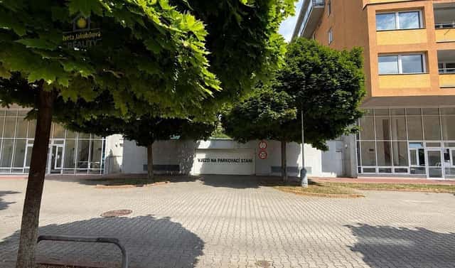 Prodej krytého parkovacího stání, Vřesová, Praha 8 – Troja