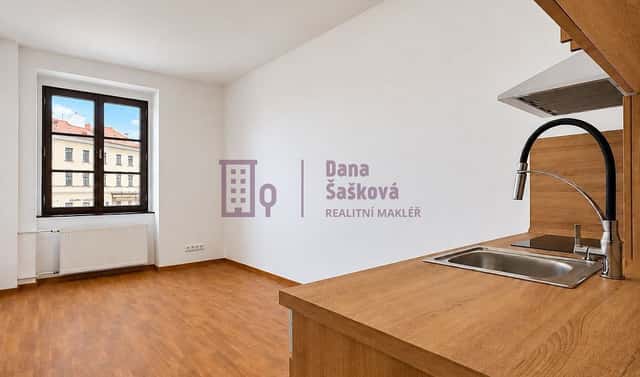 Pronájem bytu 1+kk 20 m², nám. Míru, Jindřichův Hradec – Jindřichův Hradec I
