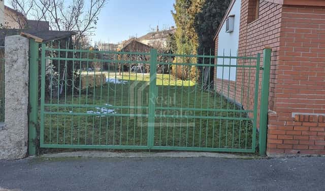 Pronájem venkovního parkovacího stání uzavřený areál, Praha 3 (ul. Pod Vrcholem), Pod vrcholem, Praha 3 – Žižkov