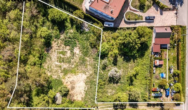 Prodej stavebního pozemku 1 885 m², Husinec, okres Praha-východ