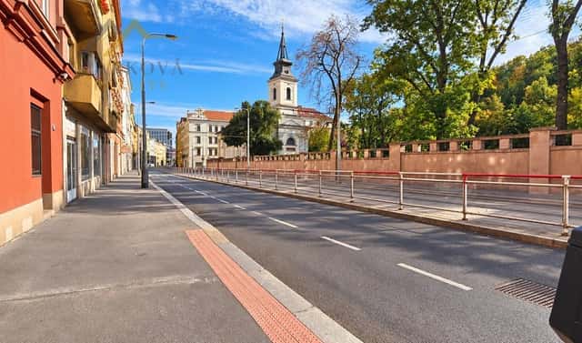 Pronájem obchodních prostor 30 m², Plzeňská, Praha 5 – Smíchov