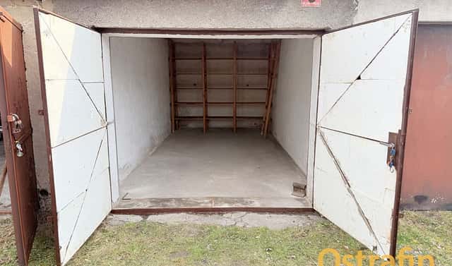 Garáž na ulici Rajčula v Porubě u Orlové, Rajčula, Orlová – Poruba, okres Karviná