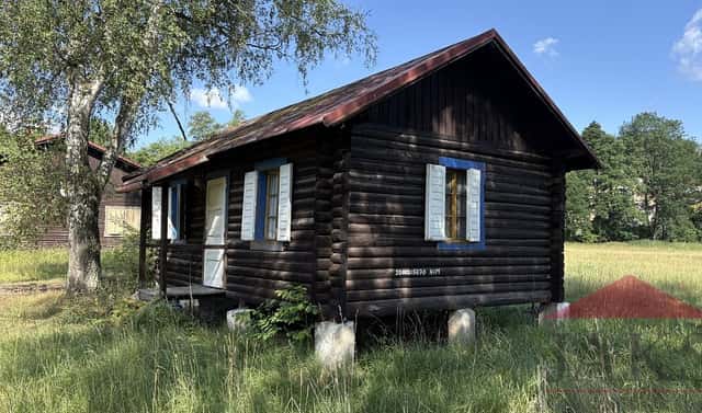 Sušice roubená dřevěná stavba srubu (5,5 x 8 m) na patkách k odvezení, Sušice, okres Klatovy