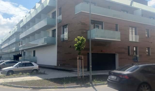 Nabízíme k pronájmu garážové stání na ulici Třída Jiřího Pelikána v obci Olomouc, konkrétně v části, Třída Jiřího Pelikána, Olomouc – Nová Ulice