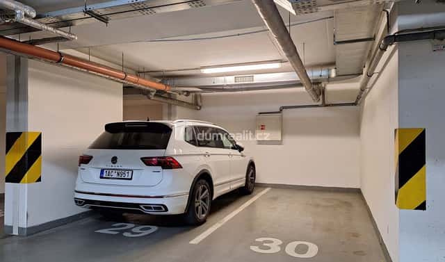 Pronájem garážového stání 12m2 P10 Názovská, Názovská, Praha 10 – Strašnice
