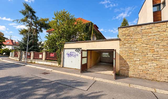 Zděná garáž 16 m2 s elektřinou, Praha 4 Podolí, V podhájí, Praha 4 – Podolí