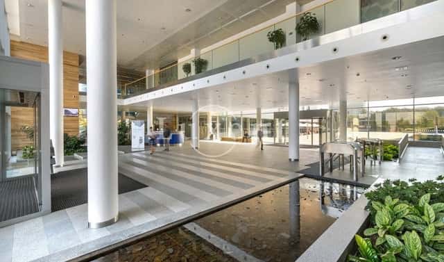 Pronájem obchodních prostor 630 m², Na hřebenech II, Praha 4