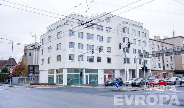 Pronájem bytu 2+1 44 m², Gočárova třída, Hradec Králové