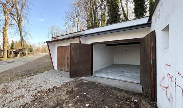 Prodej garáže Vimperk, zastavěná plocha 21 m2. Garáž se nachází nad hřbitovem směrem k zámku., Vimperk, okres Prachatice