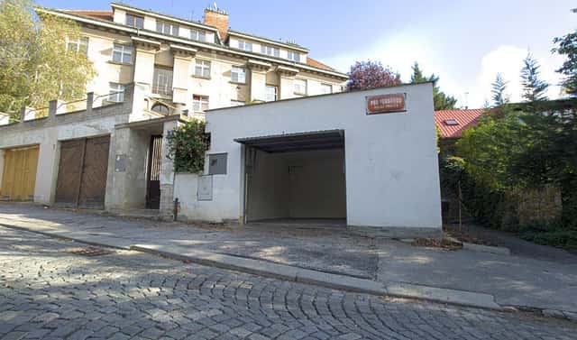 Prodej garáže 27m2 v Praze 4 Podolí s možností přestavby na administrativní objekt, Praha 4