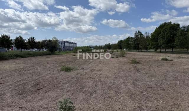 Prodej komerčního pozemku 5 601 m², Králův Dvůr, okres Beroun