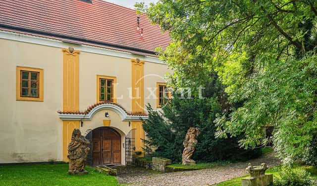 Prodej domu 2 500 m² s pozemkem 6 302 m², U Tvrze, Třebotov, okres Praha-západ