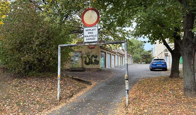 P-10, Malešice, řadová zděná garáž včetně pozemku, elektřina, ihned volná, Limuzská, Praha 10 – Strašnice