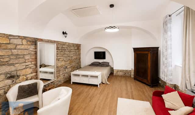 Pronájem bytu 1+1 49 m², Prvního pluku, Praha