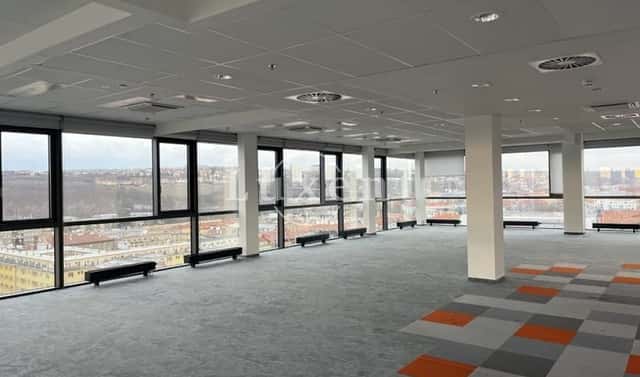 Pronájem kanceláře 600 m², Českomoravská, Praha 9