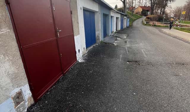 Prodej řadové garáže 22 m2 s elektřinou Šenov u Nového Jičína (ul. U Náhonu)., Šenov u Nového Jičína, okres Nový Jičín