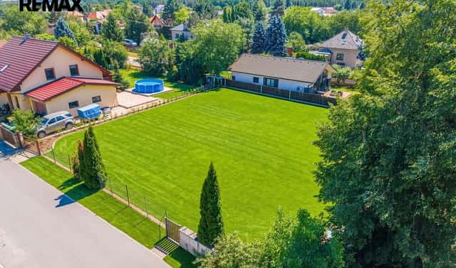 Prodej stavebního pozemku 1 009 m², Jirny, okres Praha-východ