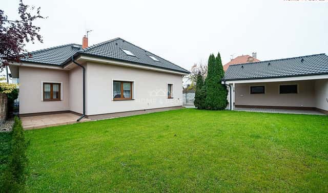 Pronájem domu 145 m² s pozemkem 526 m², Rožnovská, Praha 9 – Horní Počernice