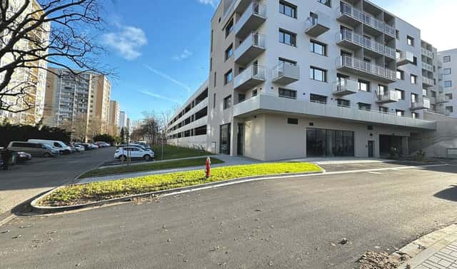 Pronájem krytého parkovacího stání v novostavbě bytového domu, nábřeží Závodu míru, Pardubice – Zelené Předměstí