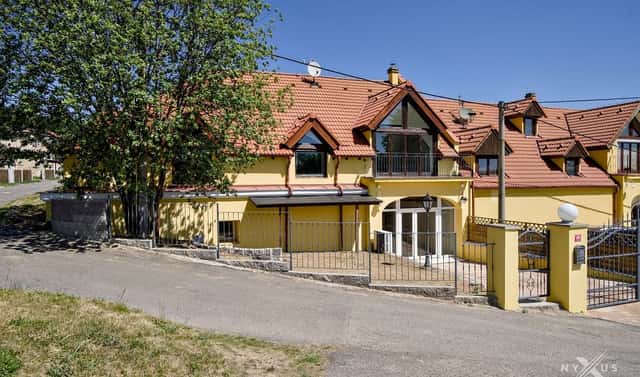 Prodej domu 375 m² s pozemkem 317 m², Ke dvoru, Černolice, okres Praha-západ