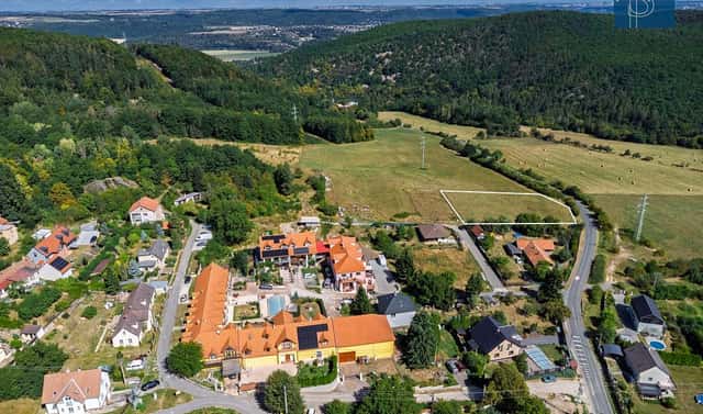 Prodej stavebního pozemku 2 000 m², Ke dvoru, Černolice, okres Praha-západ