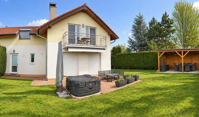 Pronájem domu 190 m² s pozemkem 500 m², Lutínská, Praha 9 – Újezd nad Lesy