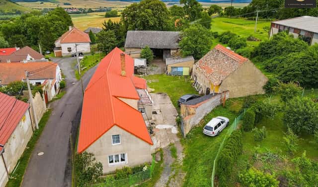 Prodej domu 640 m² s pozemkem 2 342 m², Chožov – Mnichovský Týnec, okres Louny