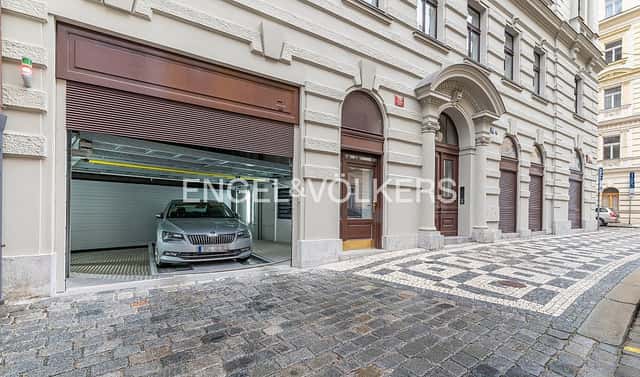 Garážové stání v automatickém zakladači v srdci města, Pštrossova, Praha 1 – Nové Město