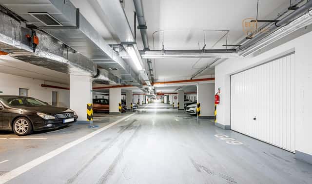 Parkovací stání na Praze 5, Sazovická, Praha 5 – Zličín