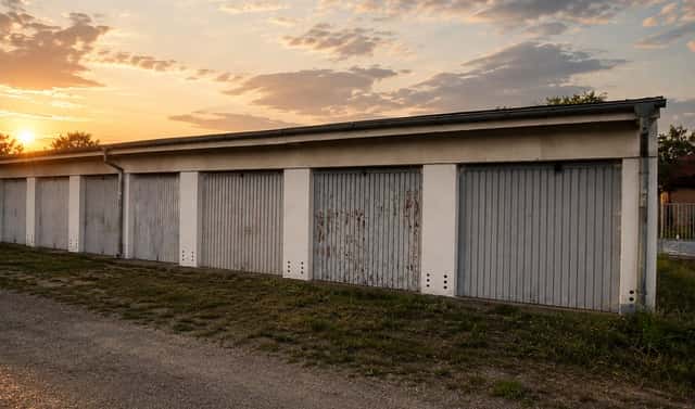 Garáž na Pouchově? Praktická věc, která se neztratí., U Mostku, Hradec Králové