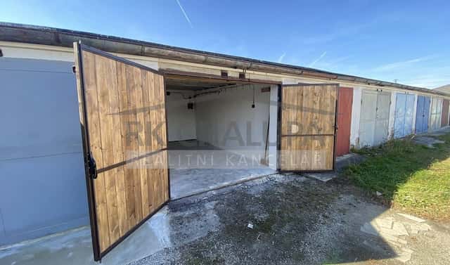 Prodej zděné garáže v OV, okraj obce Litvínovice, MHD, výměra 17 m2, betonový strop a podlaha, Litvínovice, okres České Budějovice