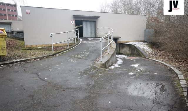 Předmětem k pronájmu je garáž o výměře cca 15 m2 (5,3 m x 2,8 m) v klidné části Plzně na Jižním, Karla Vokáče, Plzeň – Jižní Předměstí, okres Plzeň-město