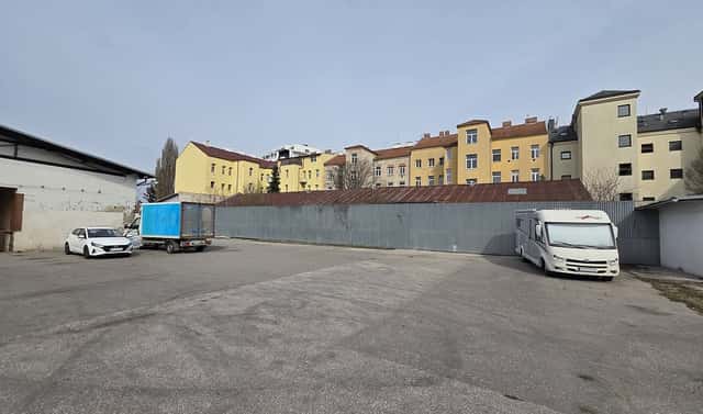 Parkovací místo pro osobní automobil - Komárov, U vlečky, Brno – Komárov, okres Brno-město