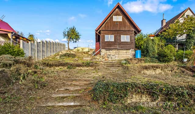 Dřevěná chata se zahradou v Jeníkovicích u Pardubic, Jeníkovice, okres Pardubice