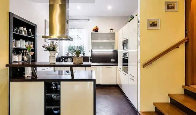 Pronájem domu 1 300 m² s pozemkem 1 022 m², Putimská, Praha 4 – Písnice