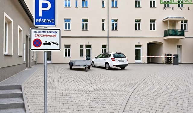 Pronájem parkovacího místa v centru Brna Koliště 25, s možností nabíjení elektromobilu, Koliště, Brno – Zábrdovice, okres Brno-město