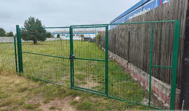 Prodej komerčního pozemku 3 920 m², Tři Dvory, okres Kolín