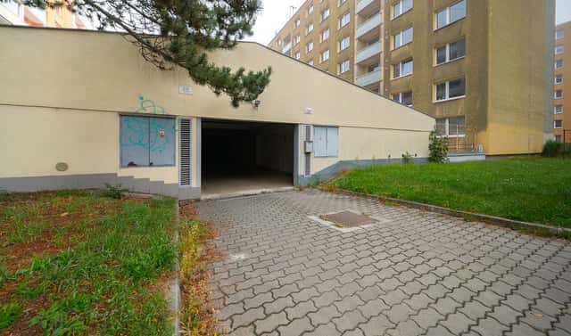 Garáž ve zděné budově s elektrickými vraty v Králově Poli, Chodská, Brno – Královo Pole, okres Brno-město