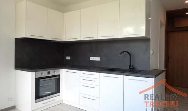 Pronájem bytu 1+1 38 m², Pod Zámečkem, Hradec Králové – Třebeš